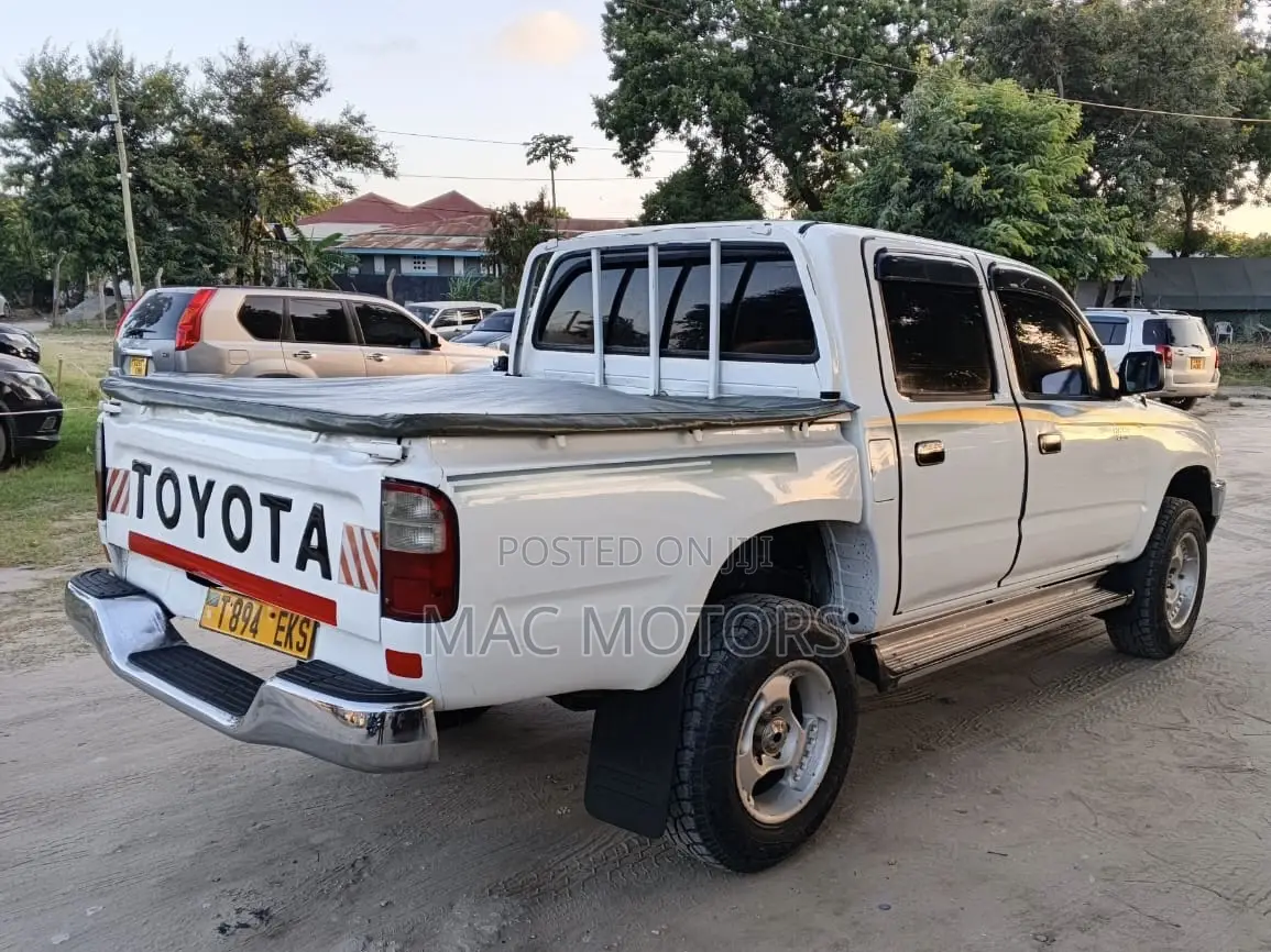 Toyota Hilux 1998 White