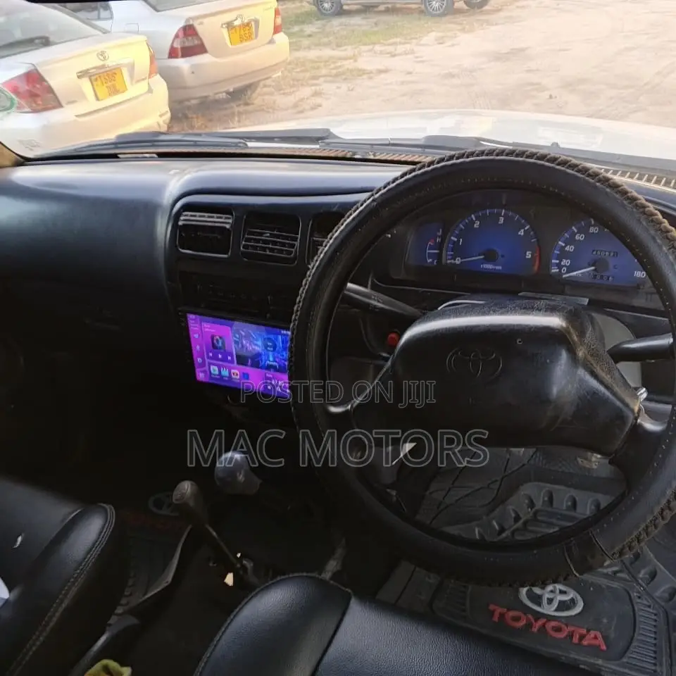 Toyota Hilux 1998 White