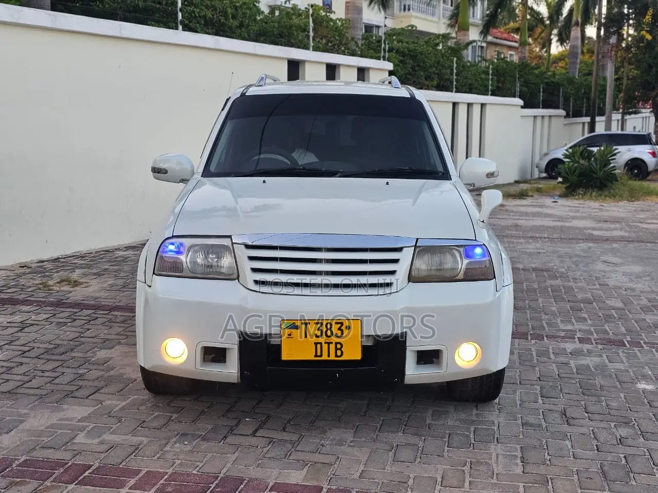 Suzuki Escudo 2003 White