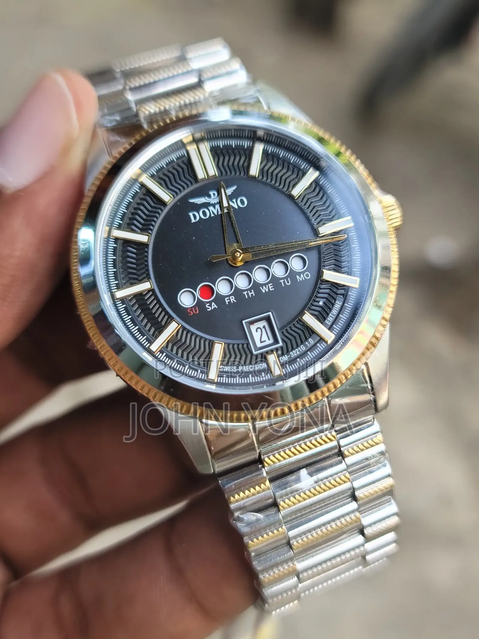 Domino Two-Tone Analog Quartz Men's Watch, Model Dm-3221g.