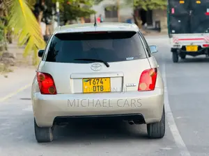 Toyota IST 2004 Gold