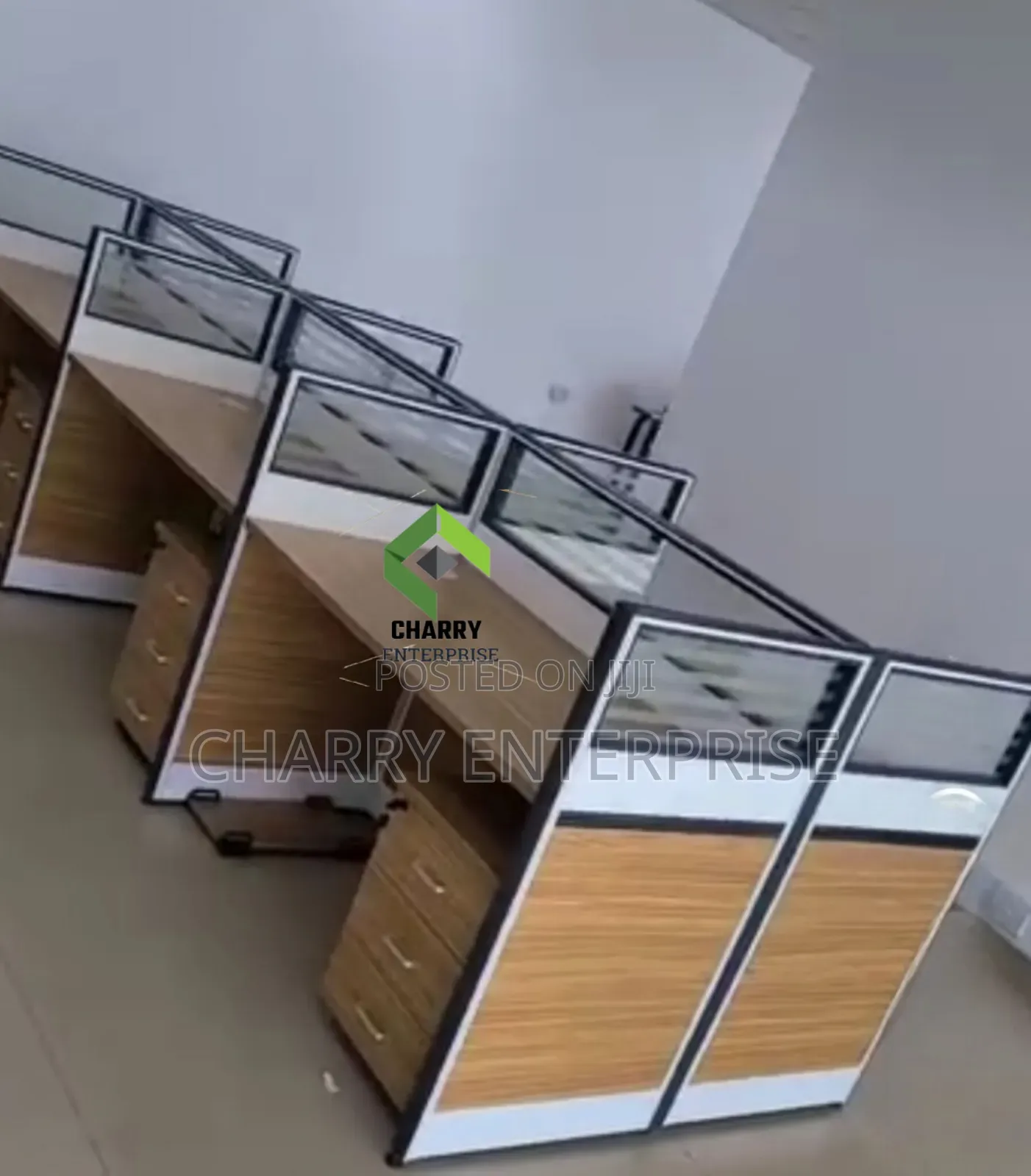 Comfortable and Privacy 6 Seater/ 6 Way Office Workstation or Table