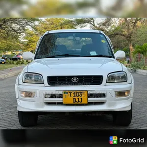 Toyota RAV4 1999 White