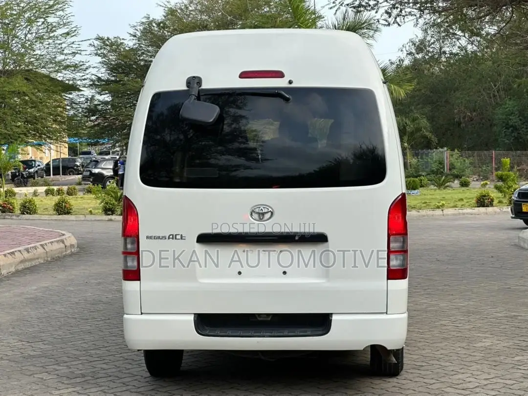 Toyota Quantum 2012 White