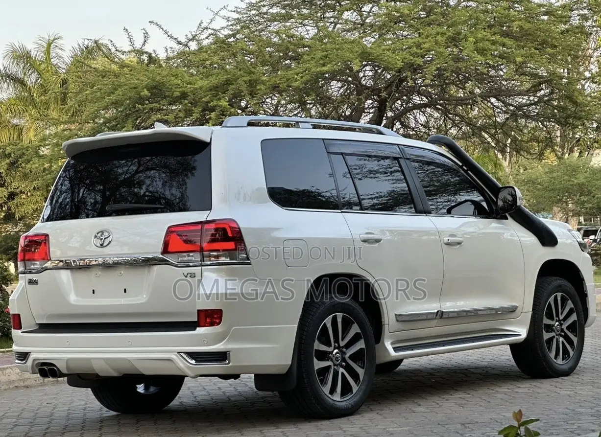 Toyota Land Cruiser 4.6 V8 ZX 2017 White