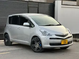 Toyota Ractis 1.3 FWD 2009 Silver