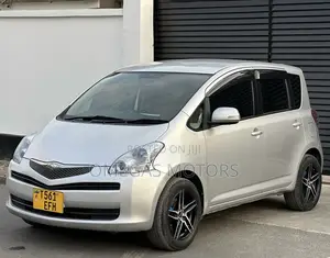 Toyota Ractis 1.3 FWD 2009 Silver