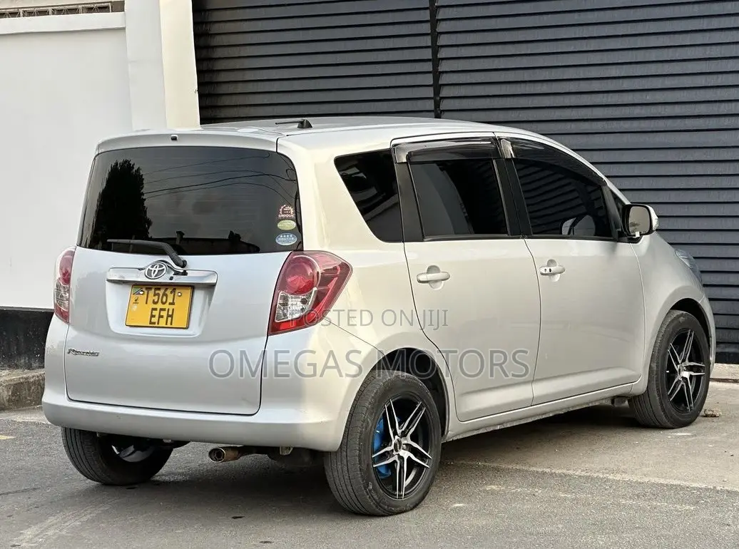 Toyota Ractis 1.3 FWD 2009 Silver