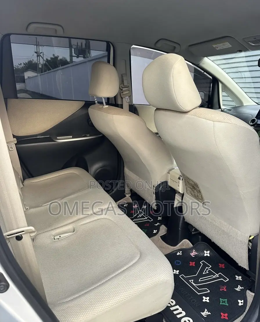 Toyota Ractis 1.3 FWD 2009 Silver
