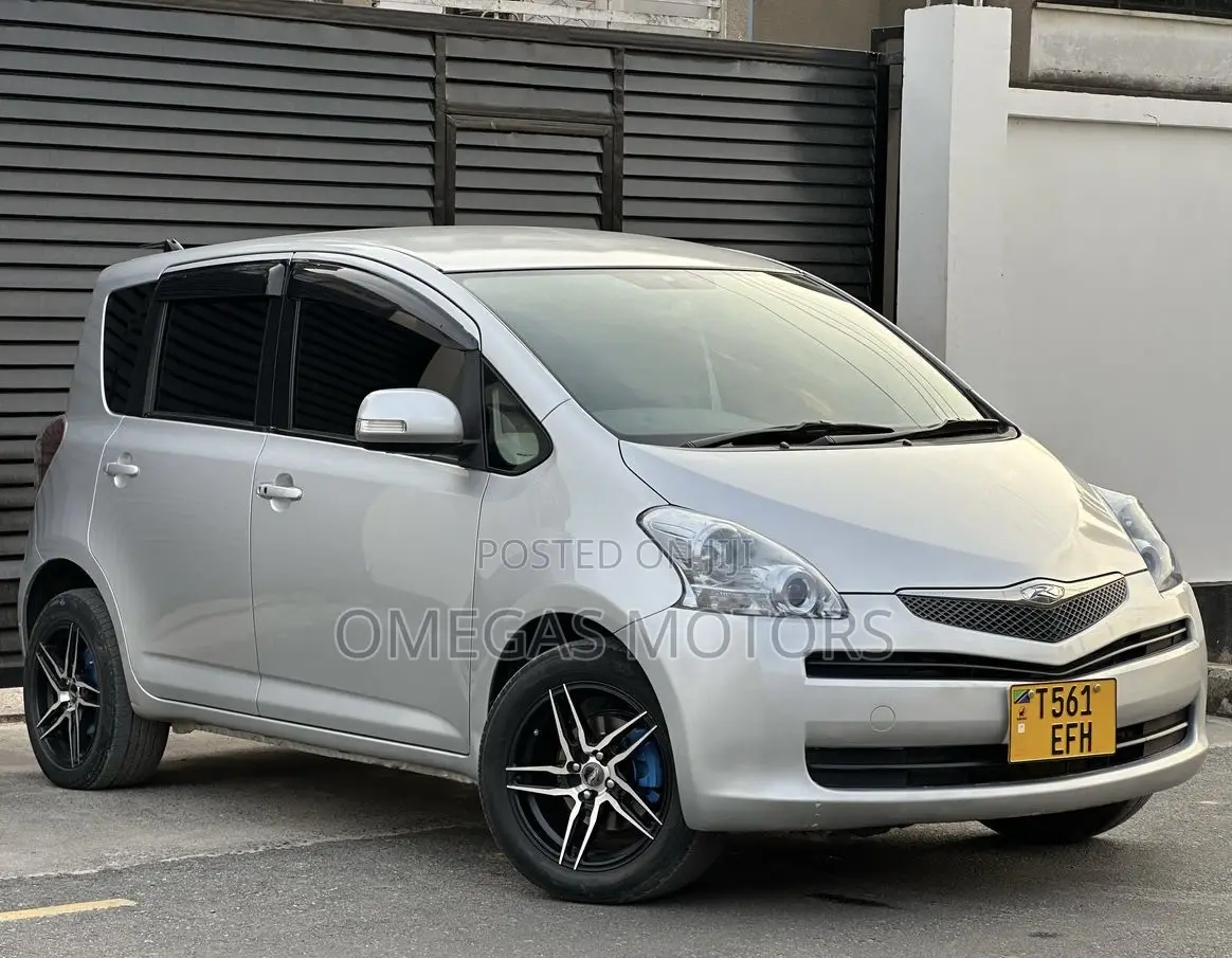 Toyota Ractis 1.3 FWD 2009 Silver