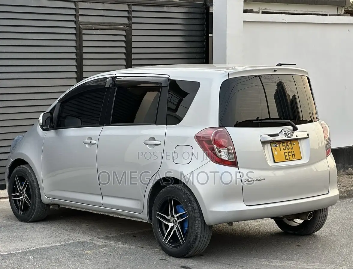 Toyota Ractis 1.3 FWD 2009 Silver