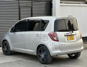 Toyota Ractis 1.3 FWD 2009 Silver
