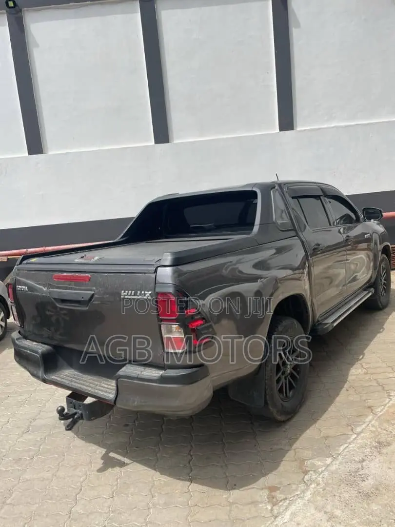 Toyota Hilux 2016 Gray