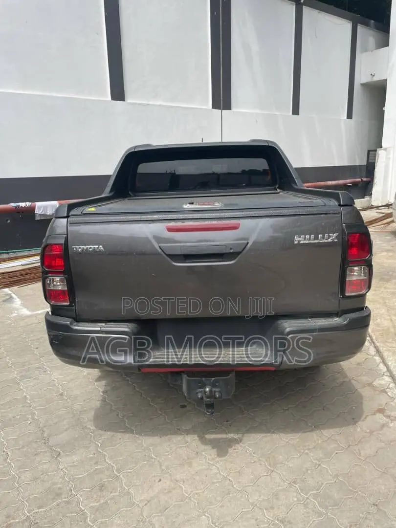 Toyota Hilux 2016 Gray