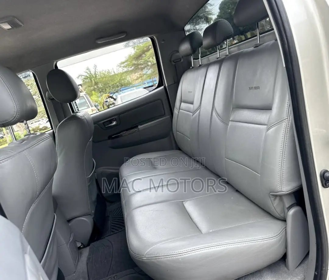 Toyota Hilux 2011 Silver