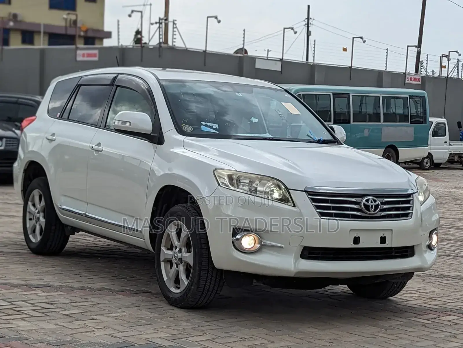 Toyota Vanguard 2011 White