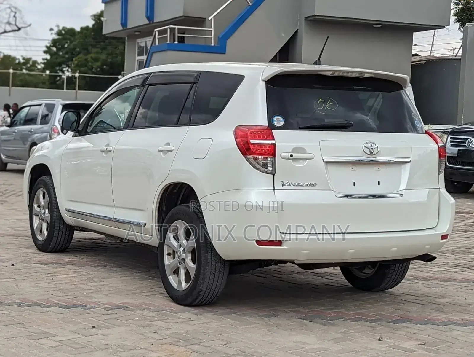 Toyota Vanguard 2011 White