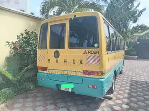 Mitsubishi Fuso Rosa 2004 Yellow
