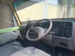 Mitsubishi Fuso Rosa 2004 Yellow