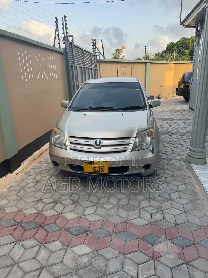 Toyota IST 2004 Gold