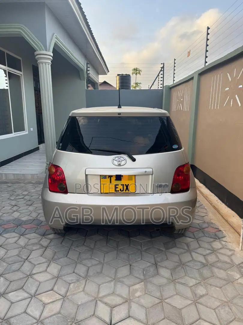 Toyota IST 2004 Gold