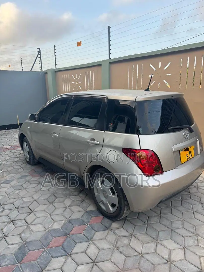 Toyota IST 2004 Gold