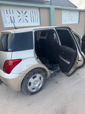 Toyota IST 2004 Gold