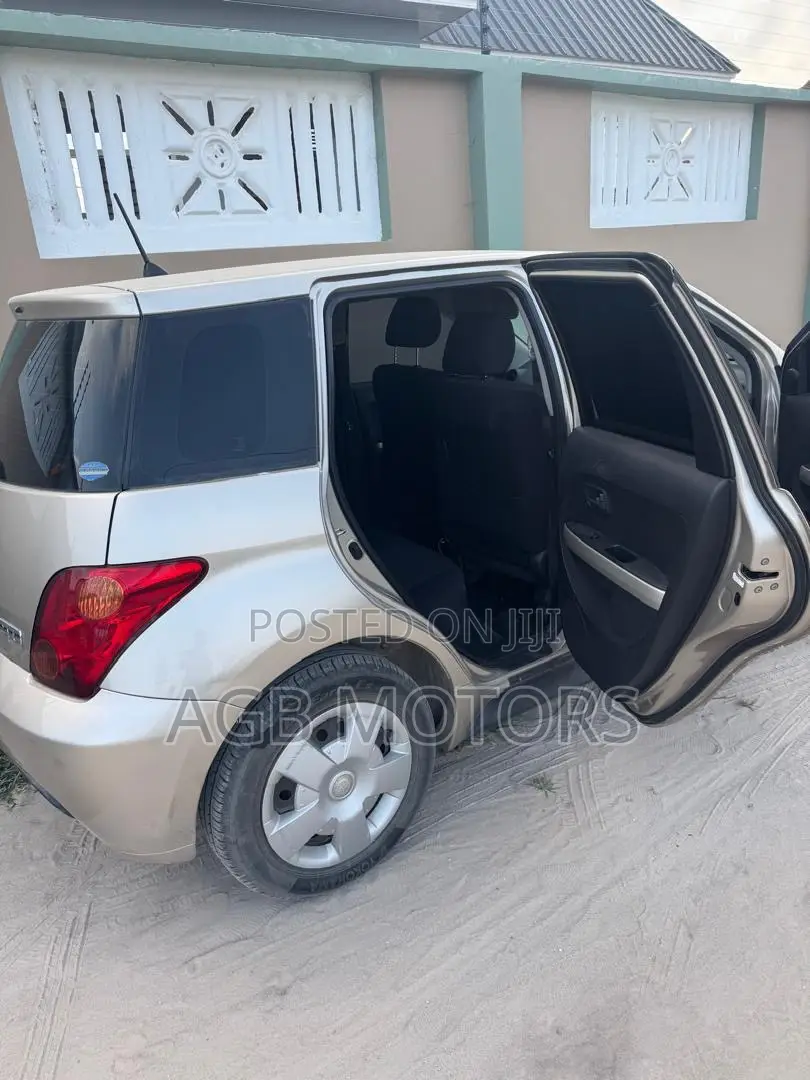 Toyota IST 2004 Gold