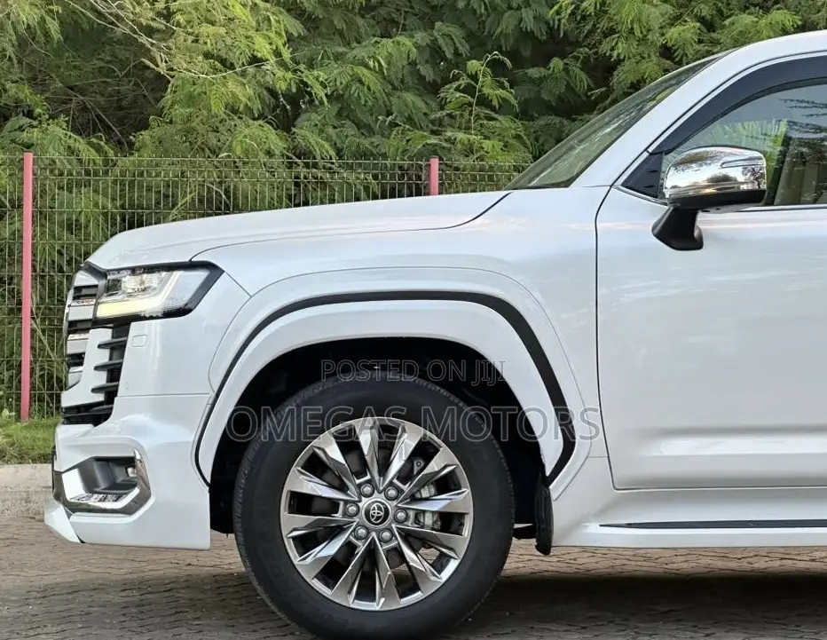 Toyota Land Cruiser LC300 2023 Pearl
