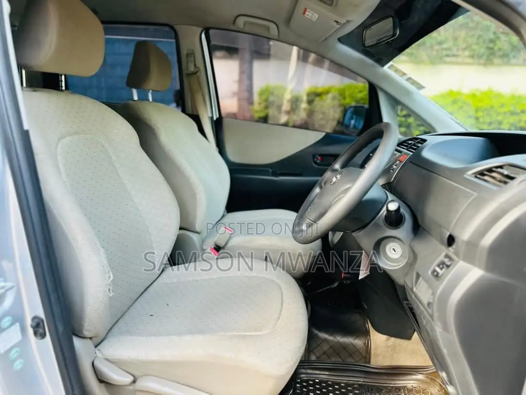 Toyota Ractis 2006 Silver