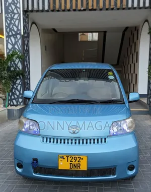 Toyota Porte 2005 Blue