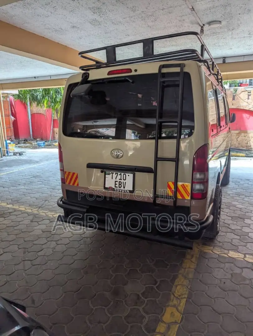 Toyota HiAce 2008 Brown