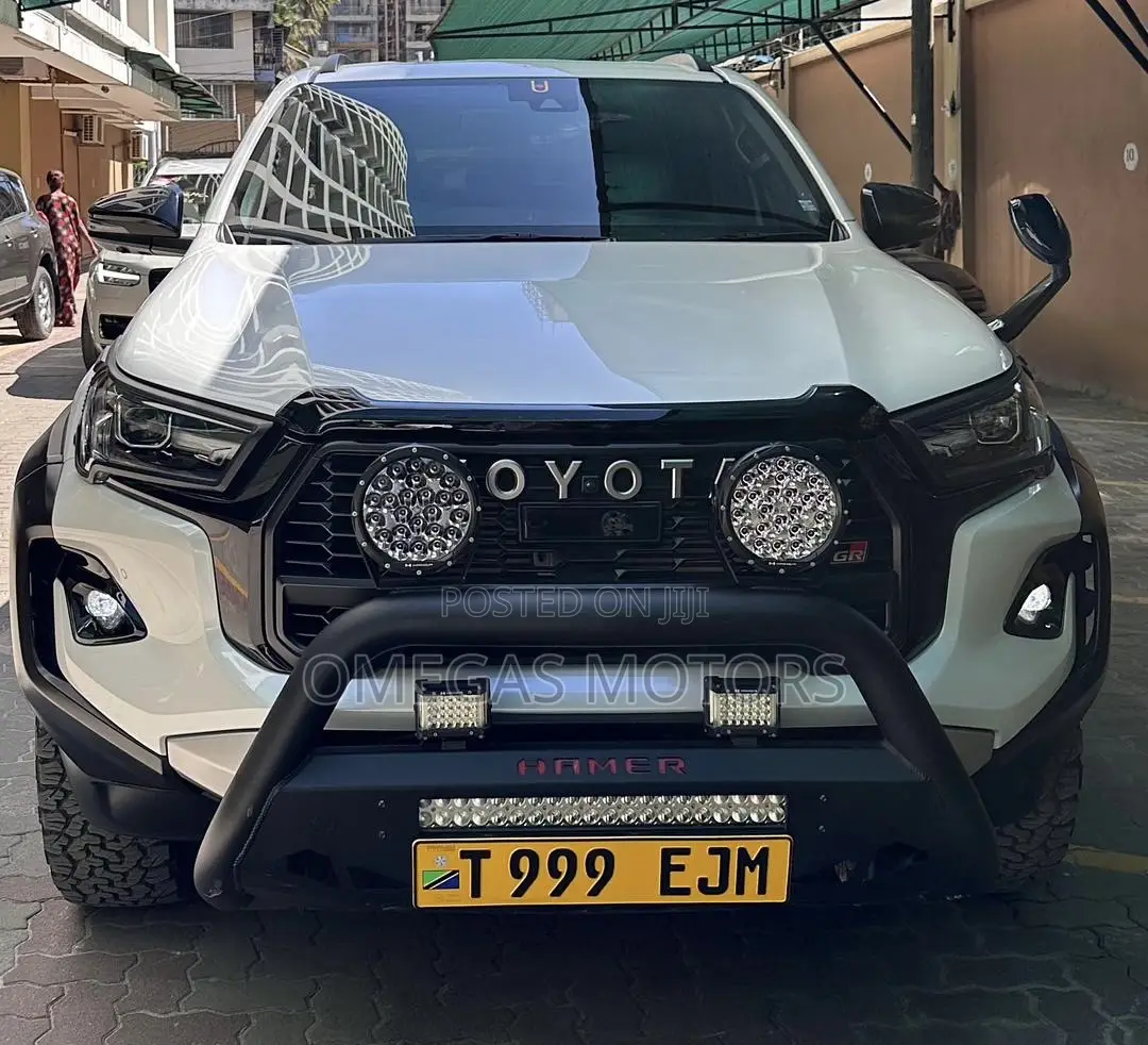 Toyota Hilux 2024 White