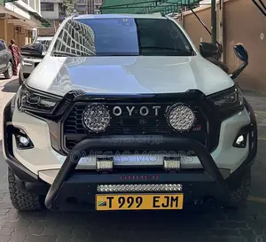 Toyota Hilux 2024 White