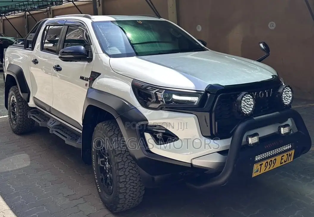 Toyota Hilux 2024 White