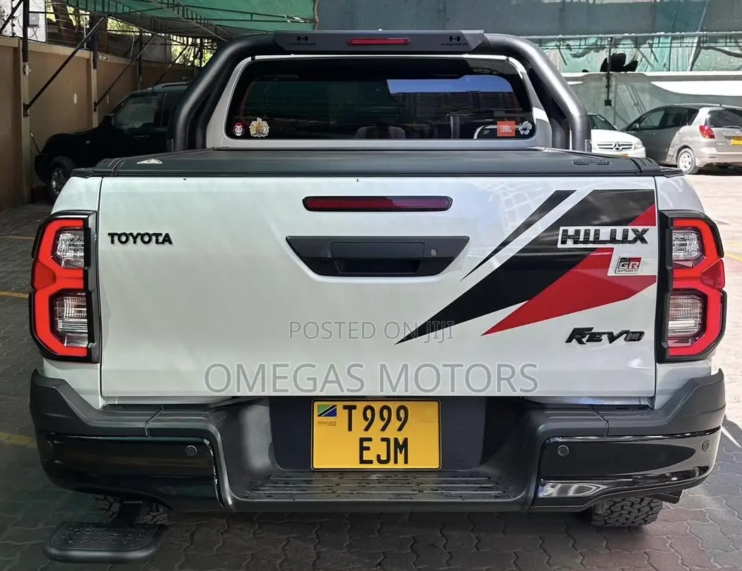 Toyota Hilux 2024 White