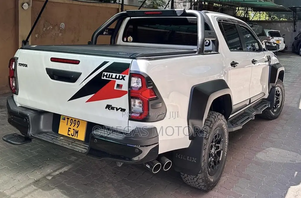Toyota Hilux 2024 White