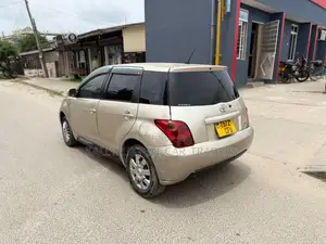 Toyota IST 2003 Gold