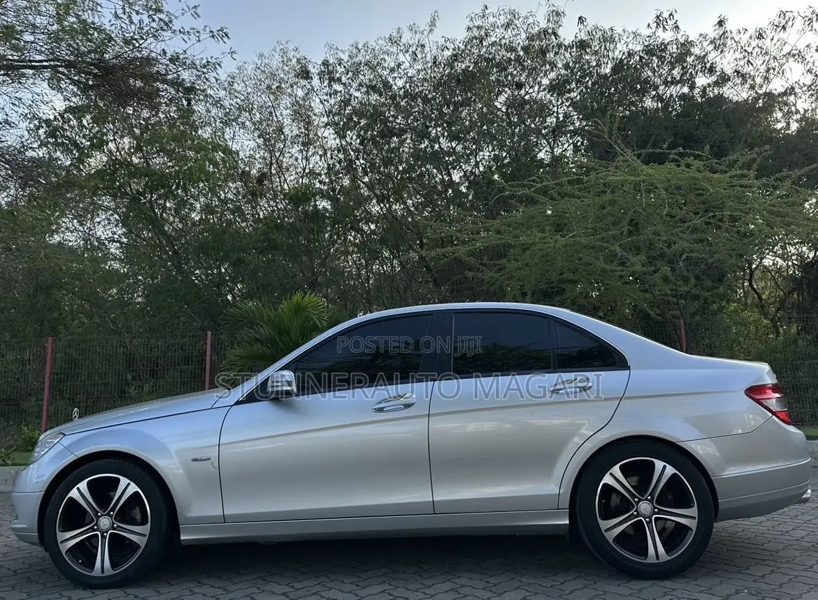 Mercedes-Benz C200 2011 Gray