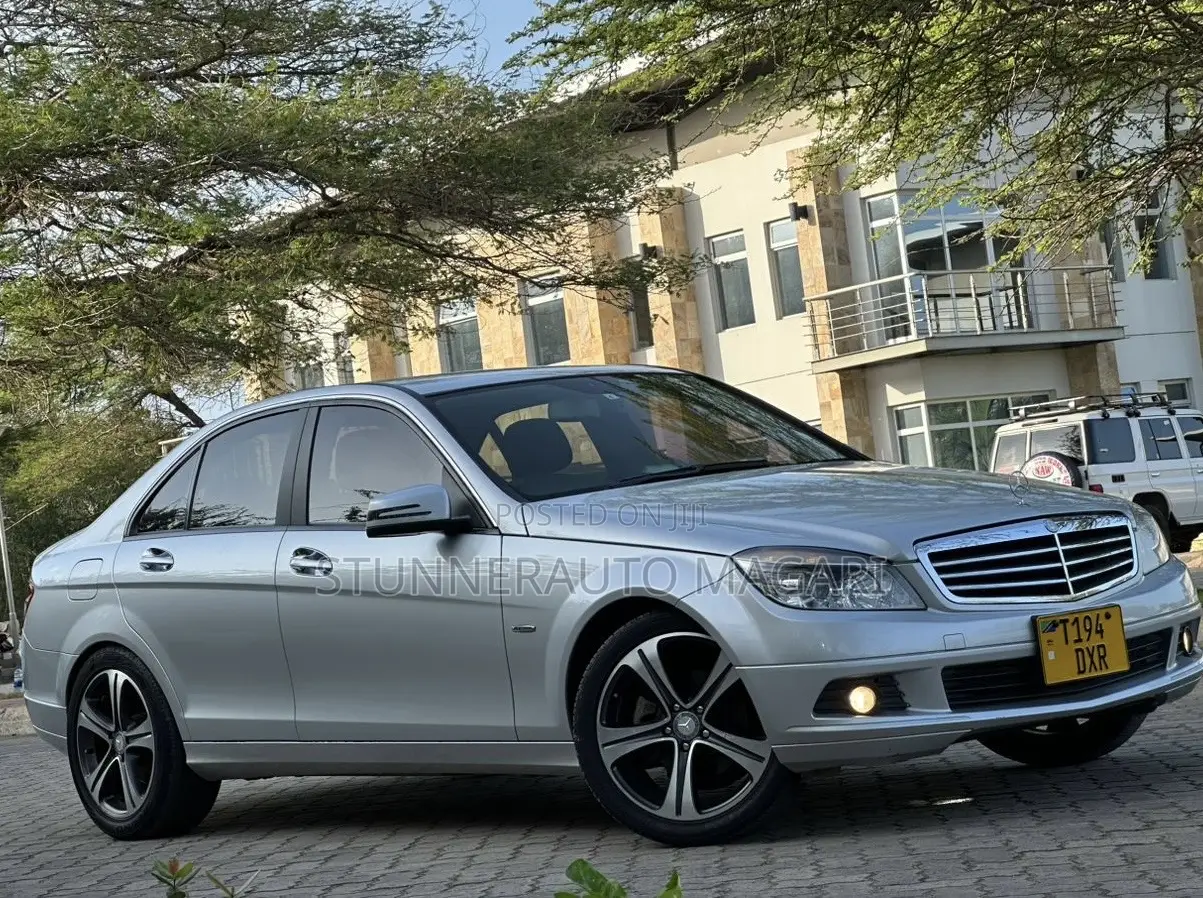 Mercedes-Benz C200 2011 Gray