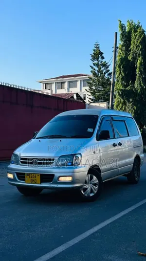 Toyota Noah 2.0 AWD (8 Seater) 2005 Silver