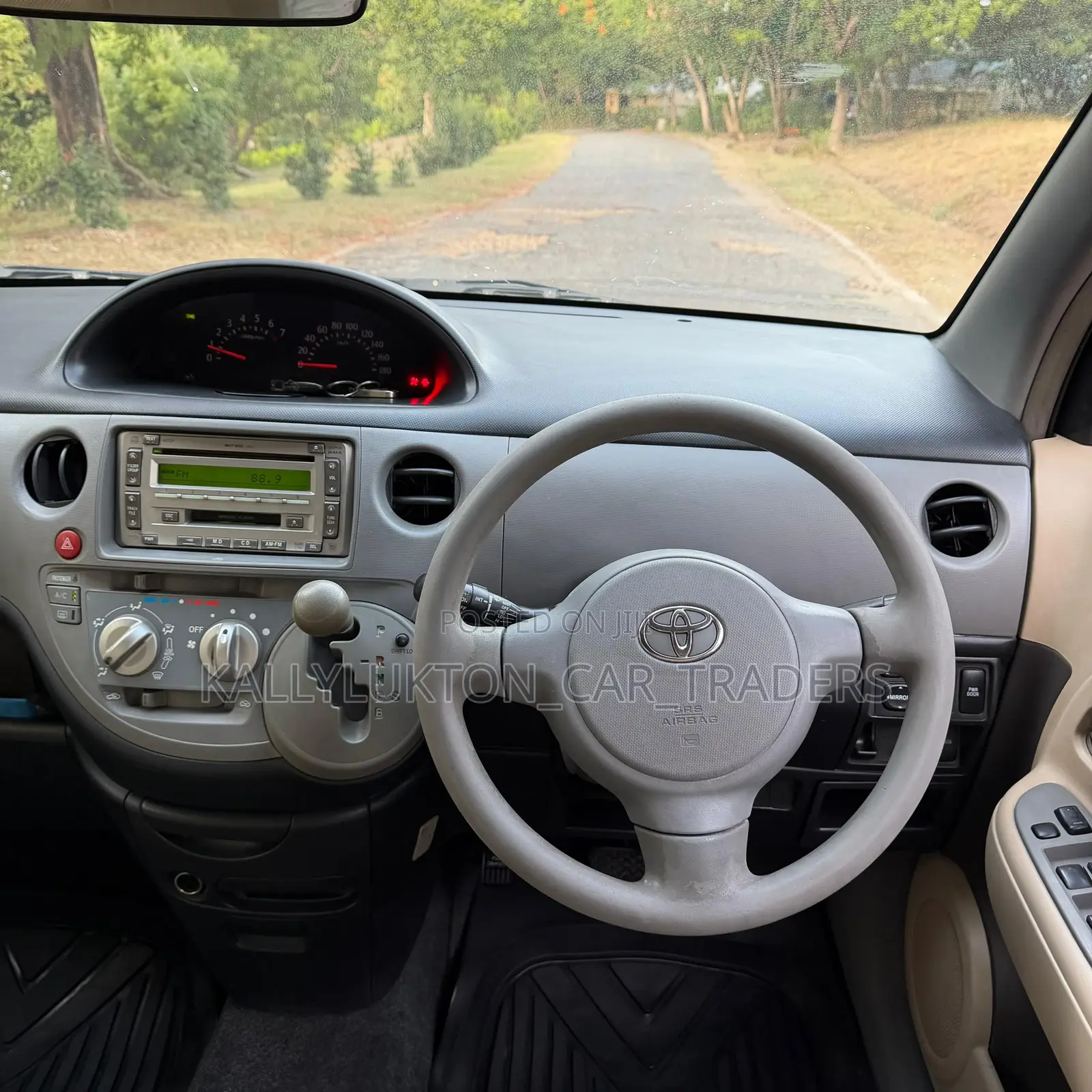 Toyota Sienta 2005 Silver