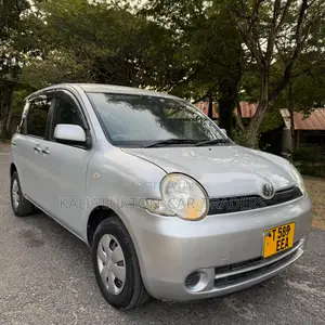Toyota Sienta 2005 Silver