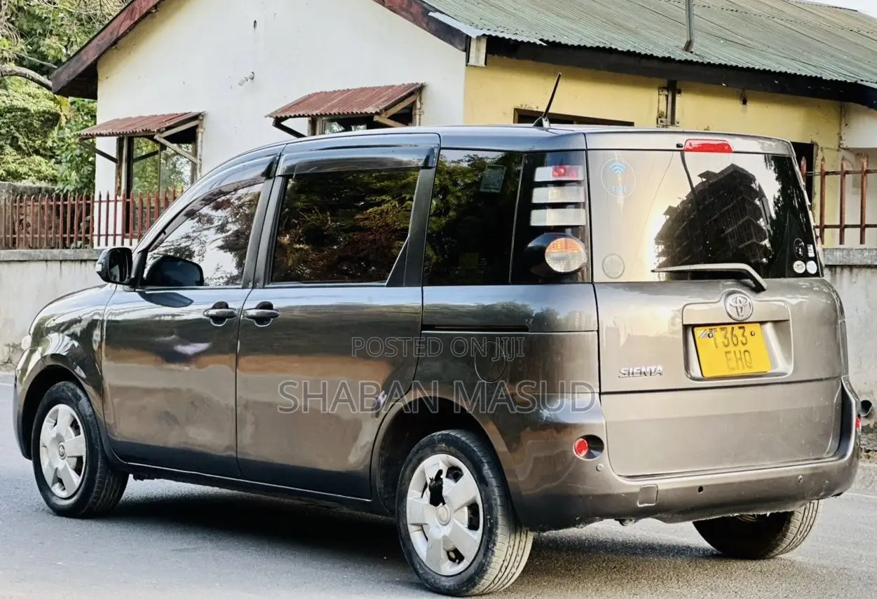 Toyota Sienta 2008 Beige