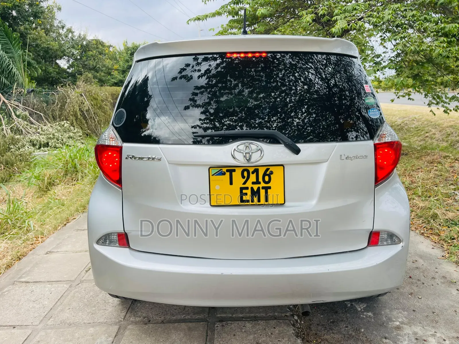 Toyota Ractis 1.5 AWD 2012 Silver
