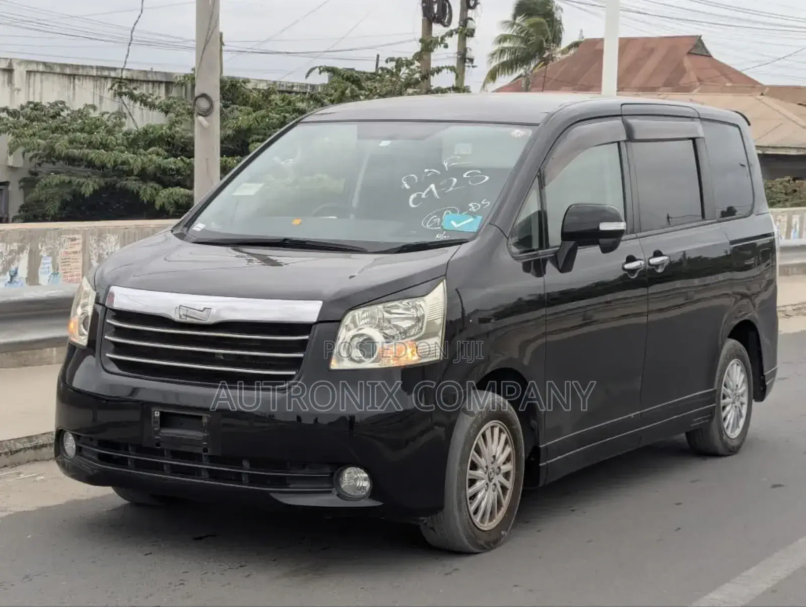 Toyota Noah 2.0 158hp AWD (8 Seater) 2008 Black