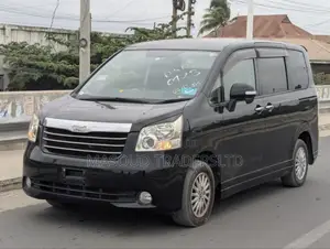 Toyota Noah 2.0 158hp AWD (8 Seater) 2008 Black
