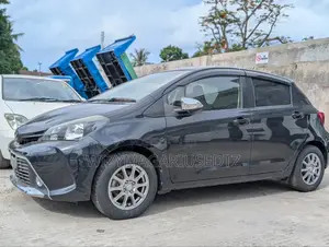 Toyota Vitz 1.3 AWD 5dr 2014 Gray