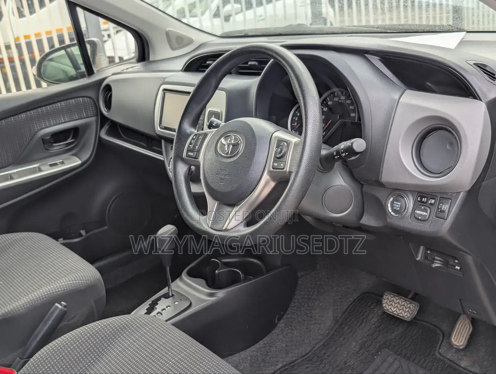 Toyota Vitz 1.3 AWD 5dr 2014 Gray