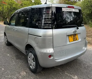 Toyota Sienta 2006 Silver